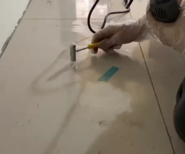 南澳瓷砖开裂维修公司专业分享瓷砖在铺贴前如果没有沥干水分，将会导致以下问题